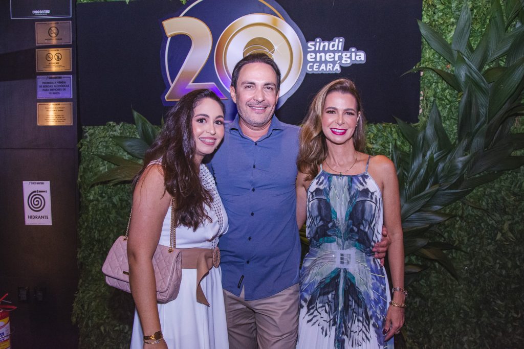 Amanda, Luis Carlos E Larissa Queiroz