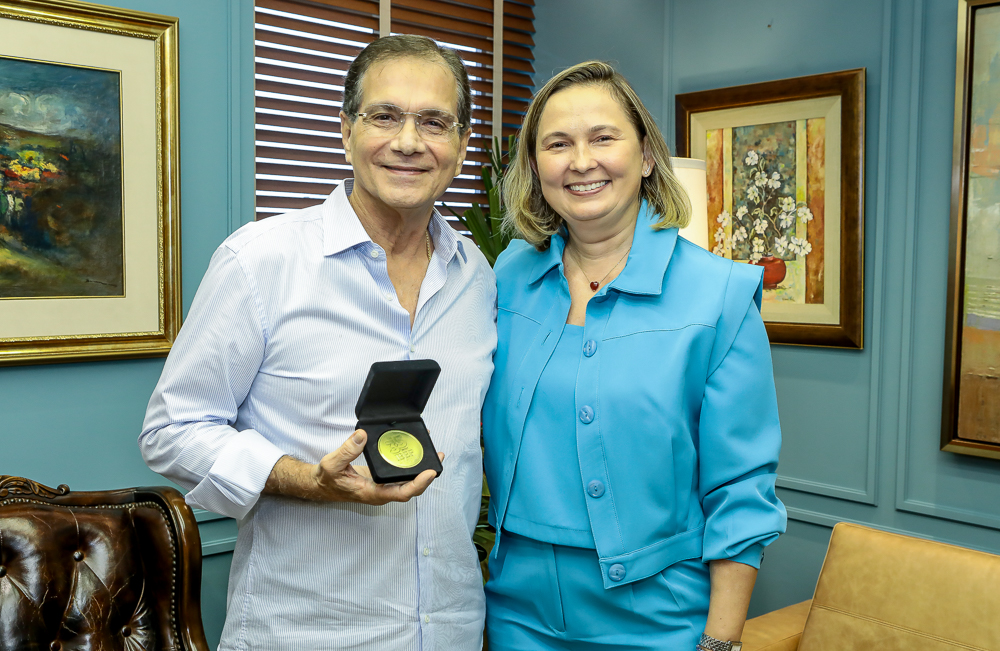 Beto Studart é agraciado com medalha comemorativa pelos 35 anos do Ibef Ceará