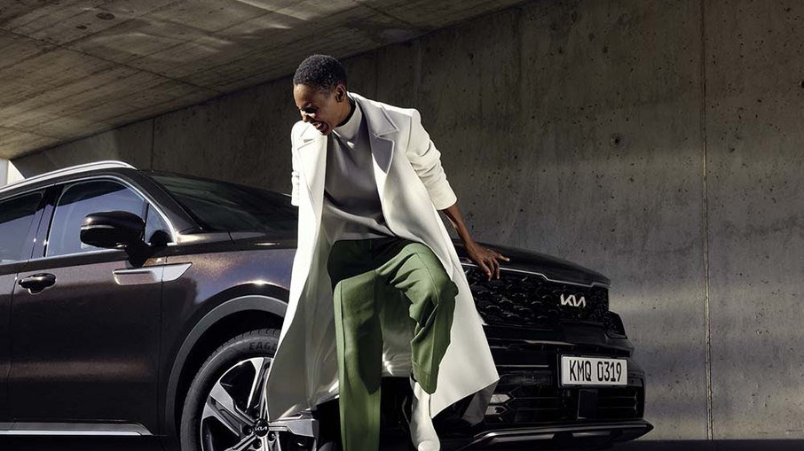 Kia promete primeiro SUV híbrido para novembro e de cara apresenta seu novo logo