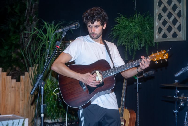 Show ao vivo - Davi Cartaxo faz seu retorno aos palcos no projeto Colosso Autoral