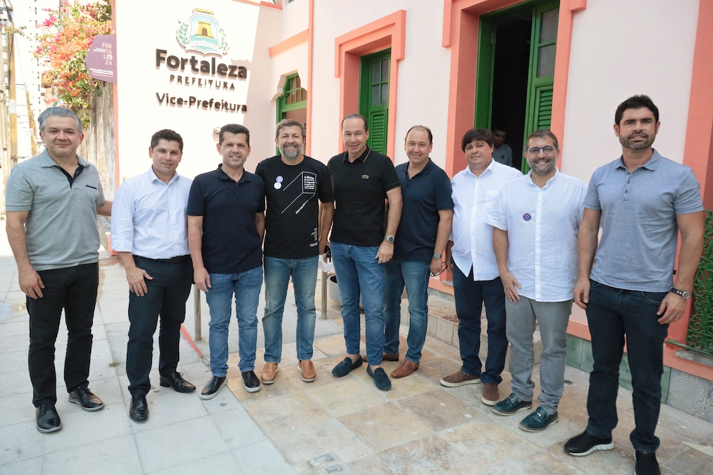 Élcio Batista Rodeado Dos Amigos Na Inauguração Da Vice Prefeitura