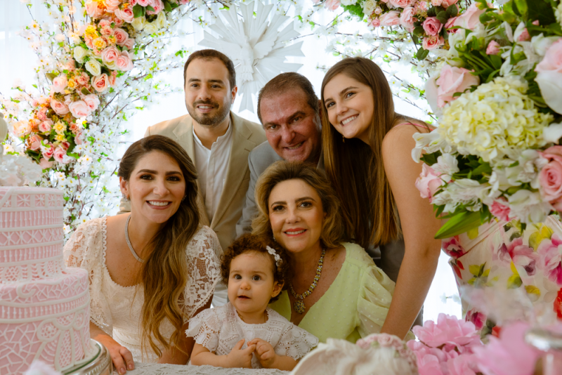 Bênção divina - Nathália da Escóssia e Oswaldo Duarte levam Maria Thereza a pia batismal da Igreja de Santa Filomena