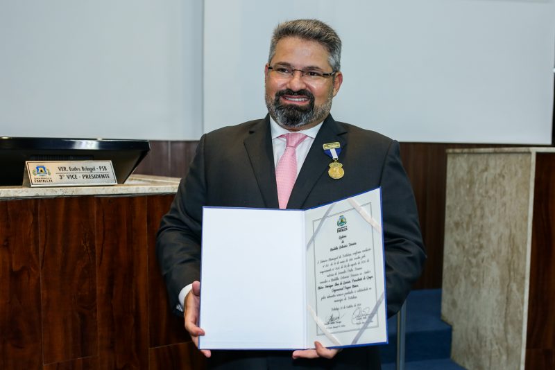 Reconhecimento - CEO da Pague Menos, Mário Queirós é agraciado com a Medalha Boticário Ferreira