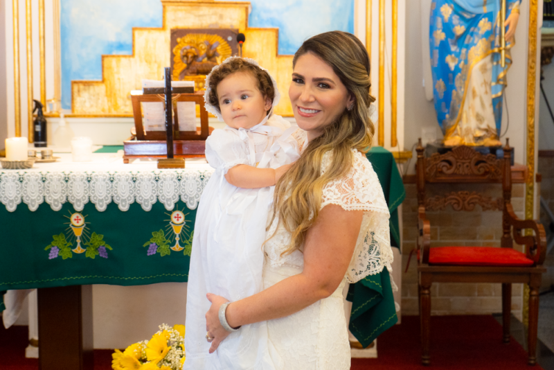 Bênção divina - Nathália da Escóssia e Oswaldo Duarte levam Maria Thereza a pia batismal da Igreja de Santa Filomena