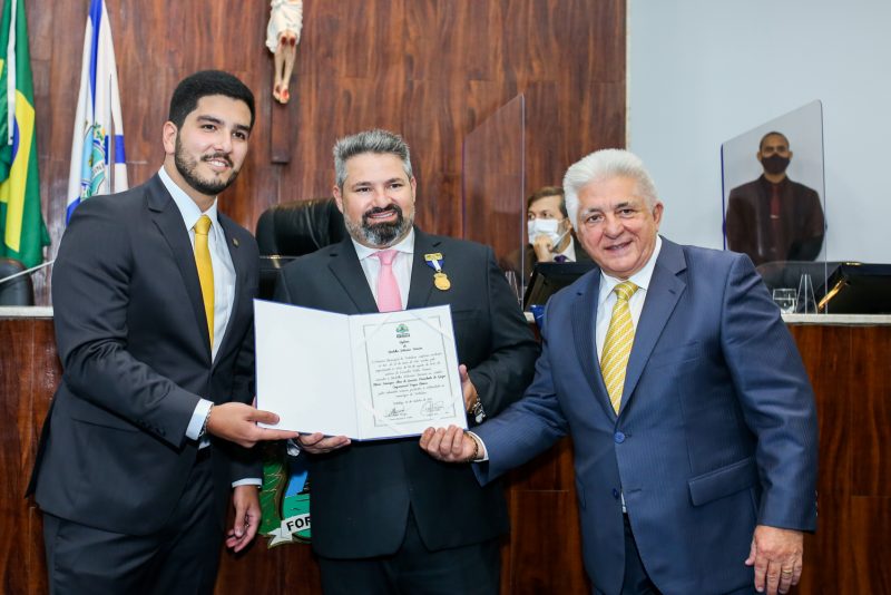 Reconhecimento - CEO da Pague Menos, Mário Queirós é agraciado com a Medalha Boticário Ferreira