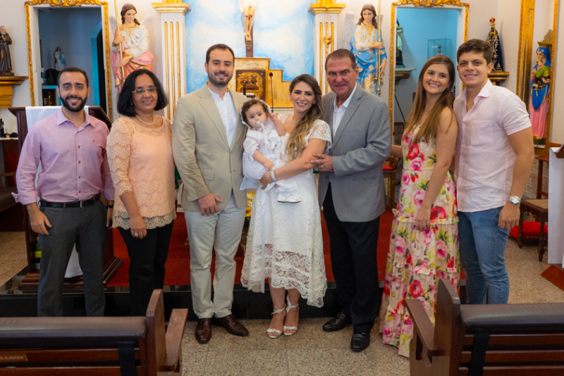 Bênção divina - Nathália da Escóssia e Oswaldo Duarte levam Maria Thereza a pia batismal da Igreja de Santa Filomena