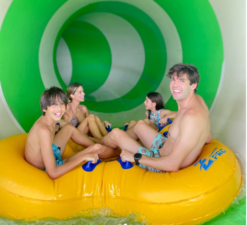 Kaká e Carol Dias aproveitam férias em família no Beach Park