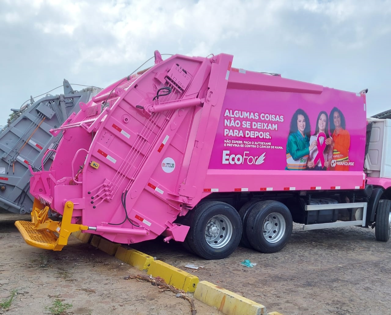 Ecofor Ambiental pinta seus caminhões de cor de rosa em alusão ao Outubro Rosa