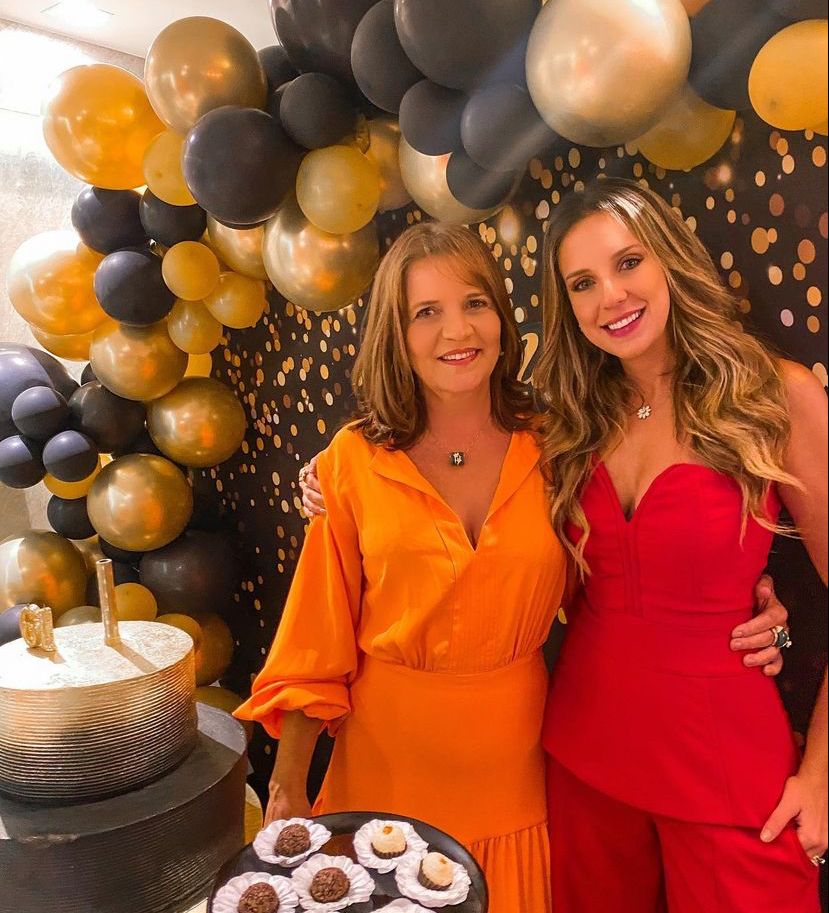 Geni Levy é surpreendida com sessão parabéns articulada pela filha, Fernanda Levy Geni Levy é surpreendida com sessão parabéns articulada pela filha, Fernanda Levy