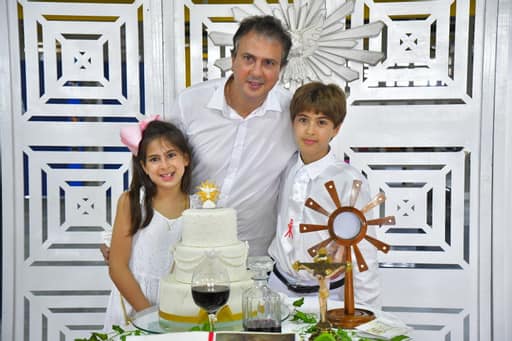 Camilo Santana celebra a Primeira Eucaristia do filho Pedro