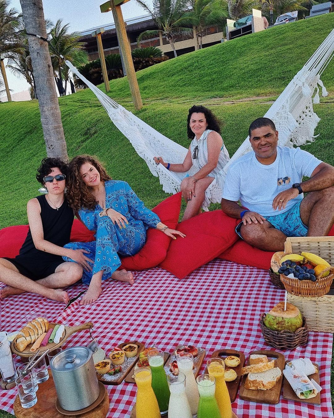 Maisa Silva comemora aniversário de namoro no Carmel Charme Exclusive Resort