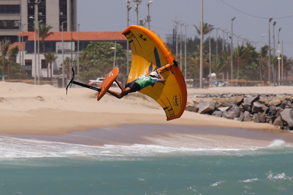 Segundo dia de Superfoil agita Praia de Iracema com estreia de favoritos no Wingfoil