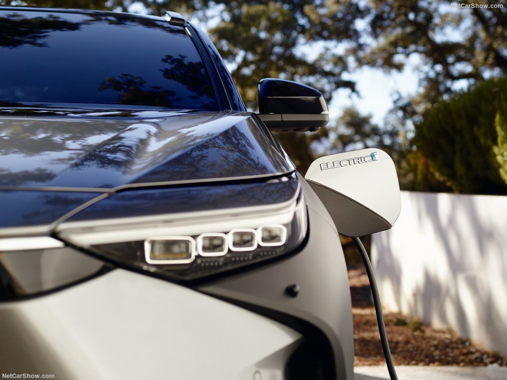 Na crista da onda, Toyota mostra seu primeiro modelo elétrico