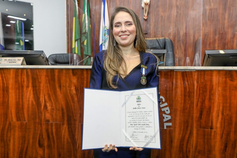 Homenagem - Águeda Muniz é agraciada pela CMFor com a Medalha Boticário Ferreira