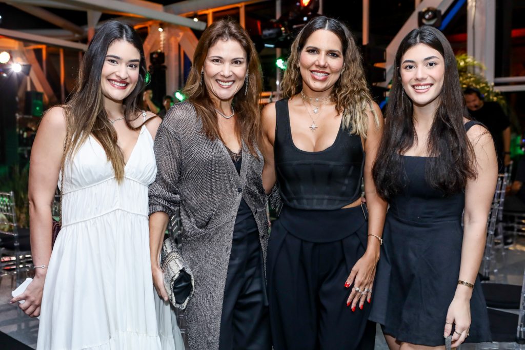 
				Amanda E Ana Cristina Melo, Ana Carolina Fontenele E Bianca Melo
				