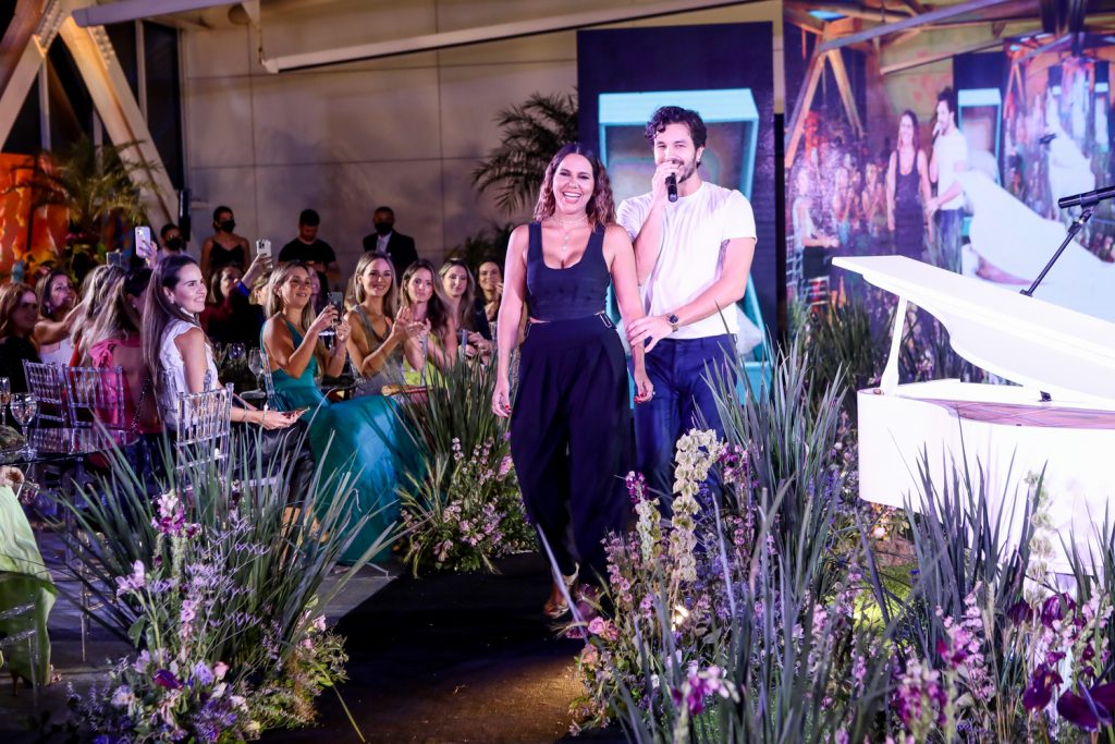 
				Ana Carolina Fontenele E Levi Castelo Branco 
				