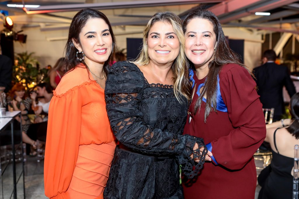
				Angelina Parente, Cris Cavalcante E Raiane Girao 
				