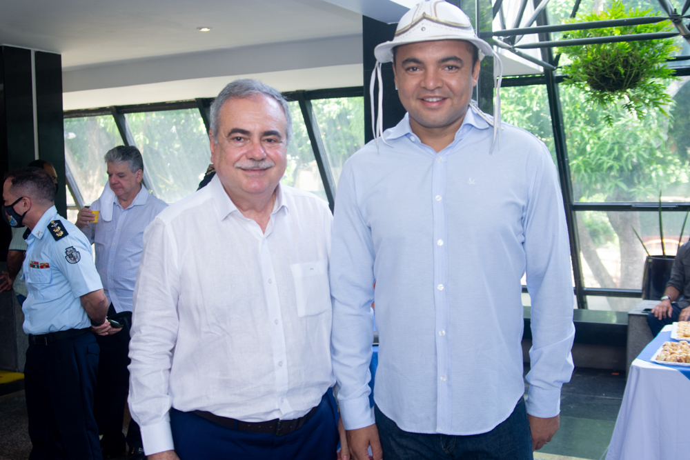 Assis Cavalcante E Chambinho Do Acordeon (2)