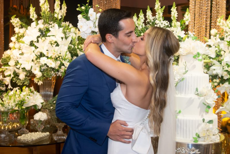 Chuva de Arroz - Lígia Bulcão e Bruno Nogueira trocam as alianças em chic e elegante cerimônia