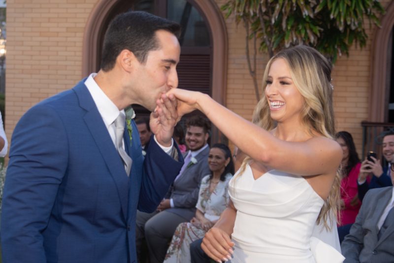Chuva de Arroz - Lígia Bulcão e Bruno Nogueira trocam as alianças em chic e elegante cerimônia