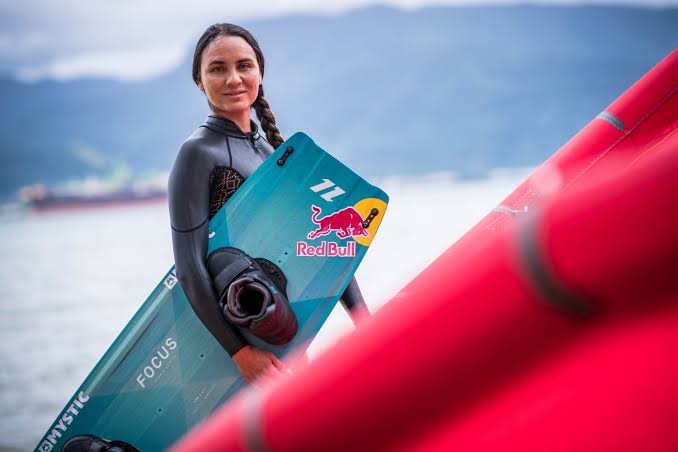 Bruna Kajiya promove evento social de kitesurf para jovens no Ceará