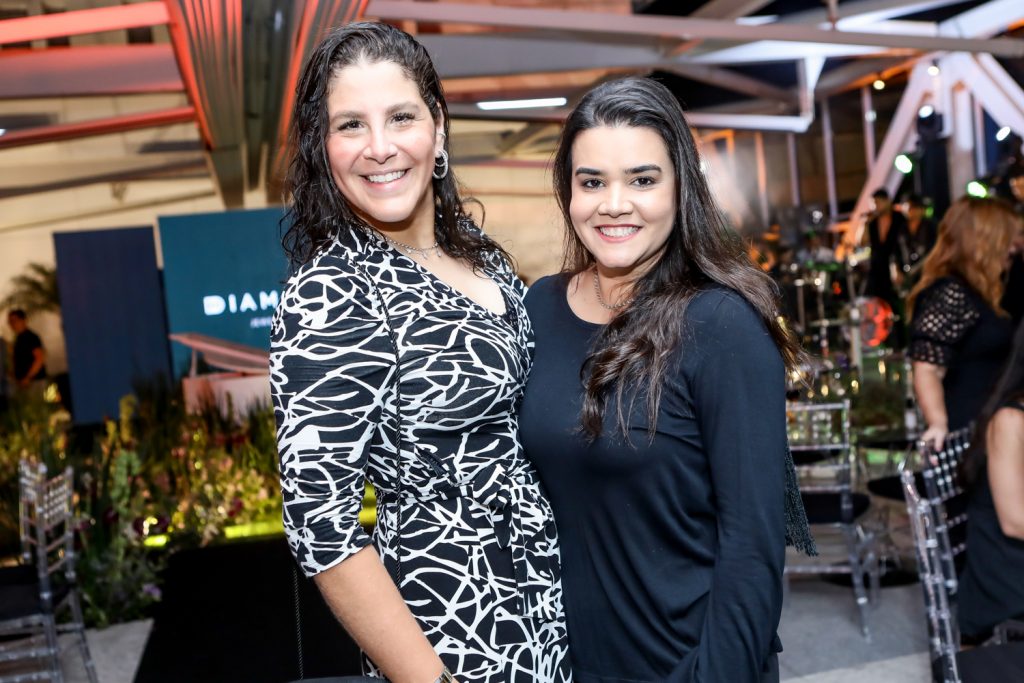 
				Carol Ary E Priscila Leal
				