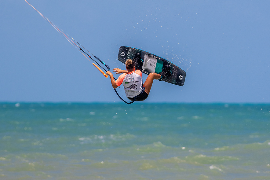 Superkite e Superfoil reúnem atletas nacionais e internacionais em megaevento de kitesurf no litoral do Ceará