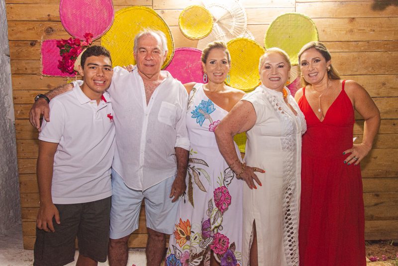 Sunset Party - Com muito alto astral, Márcia Peixoto celebra a nova idade no Cumbuco