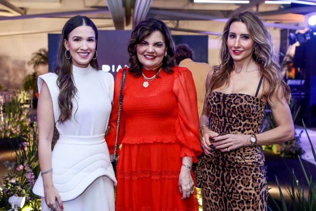 
				Giuliana Botelho, Luiziana Esteves E Melaine Fernandes
				