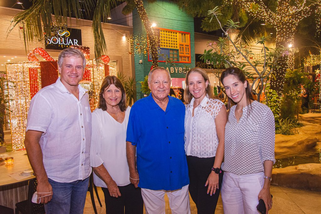 
				Igor Martins, Vania Martins, Crica Bezerra, Sabine Martins E Lina Martins 
				