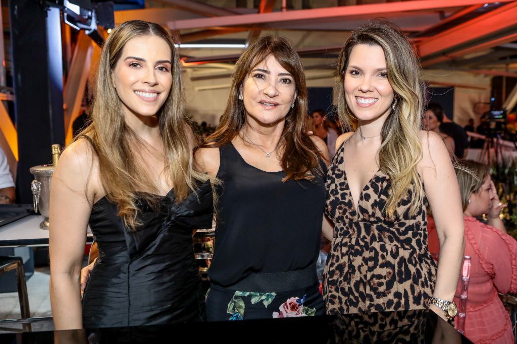 
				Isabel Brasil, Pretinha Rolim E Claudia Brasil 
				