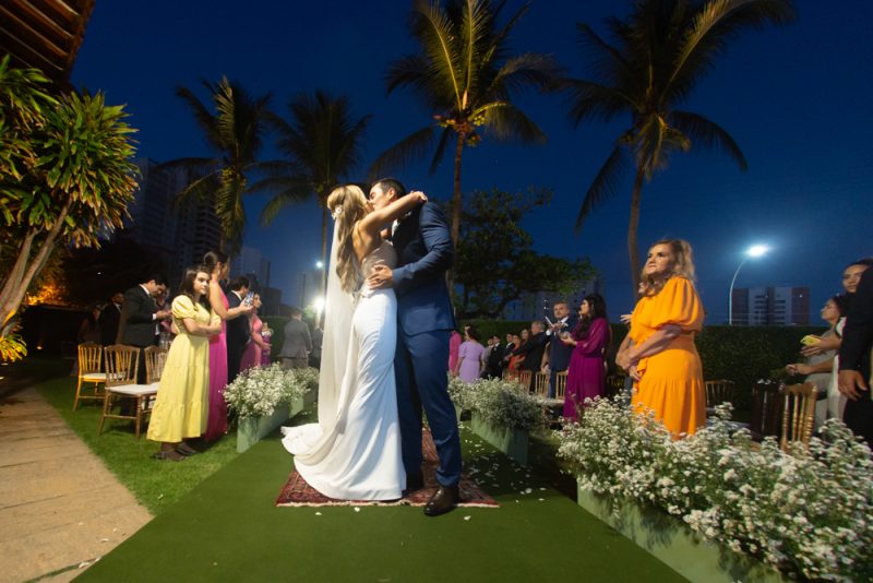Chuva de Arroz - Lígia Bulcão e Bruno Nogueira trocam as alianças em chic e elegante cerimônia