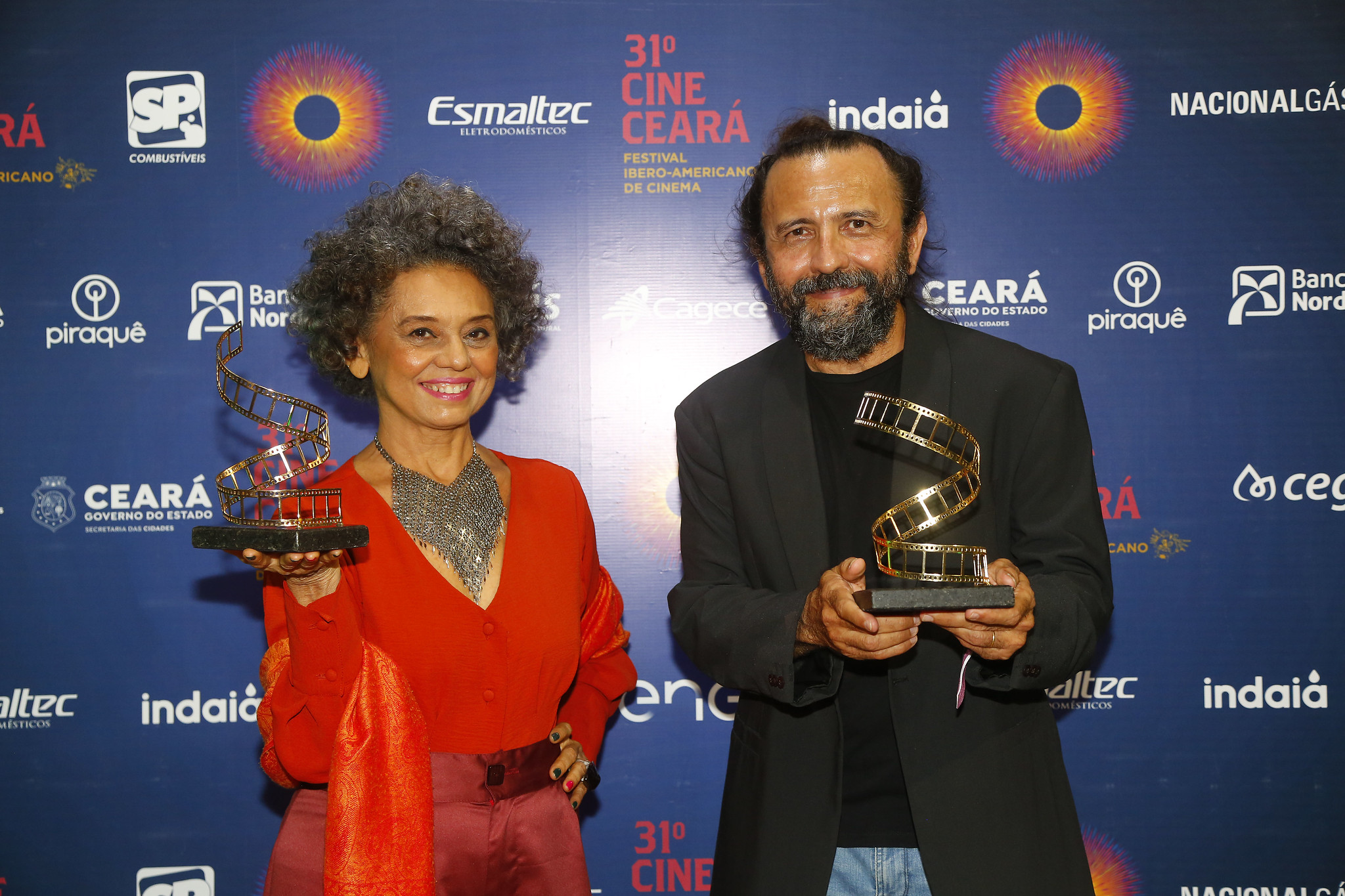 Marta Aurélia e Halder Gomes recebem o troféu Eusélio Oliveira na aberetura do Cine Ceará