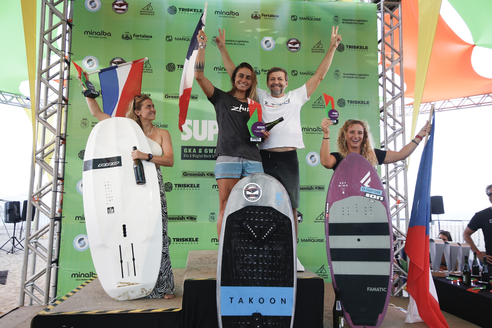 Élcio Batista faz a entrega da premiação aos vencedores do Superfoil Brasil 2021