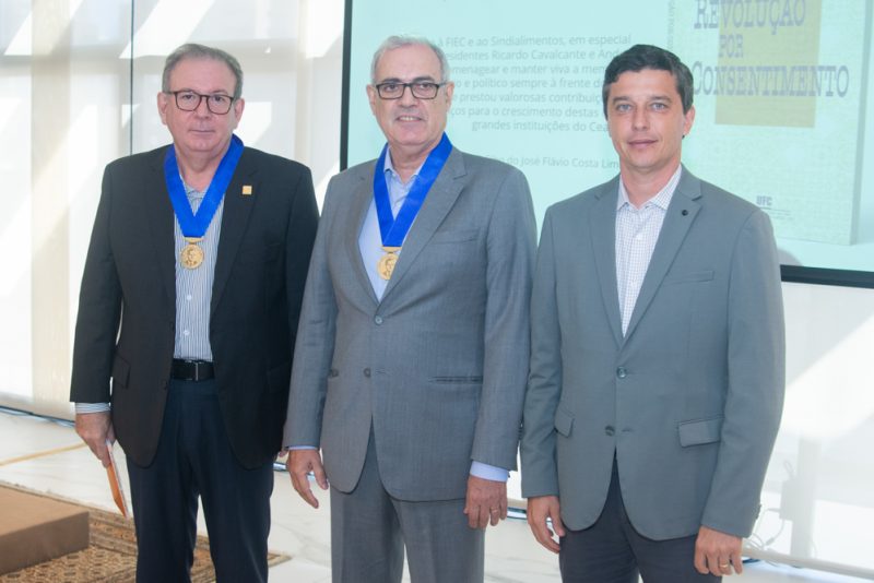Medalha do Mérito - Ricardo Cavalcante é homenageado durante a comemoração dos 45 anos do Sindialimentos na FIEC