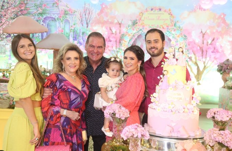 Nathália da Escóssia e Oswaldo Duarte celebram o primeiro aniversário de Maria Thereza