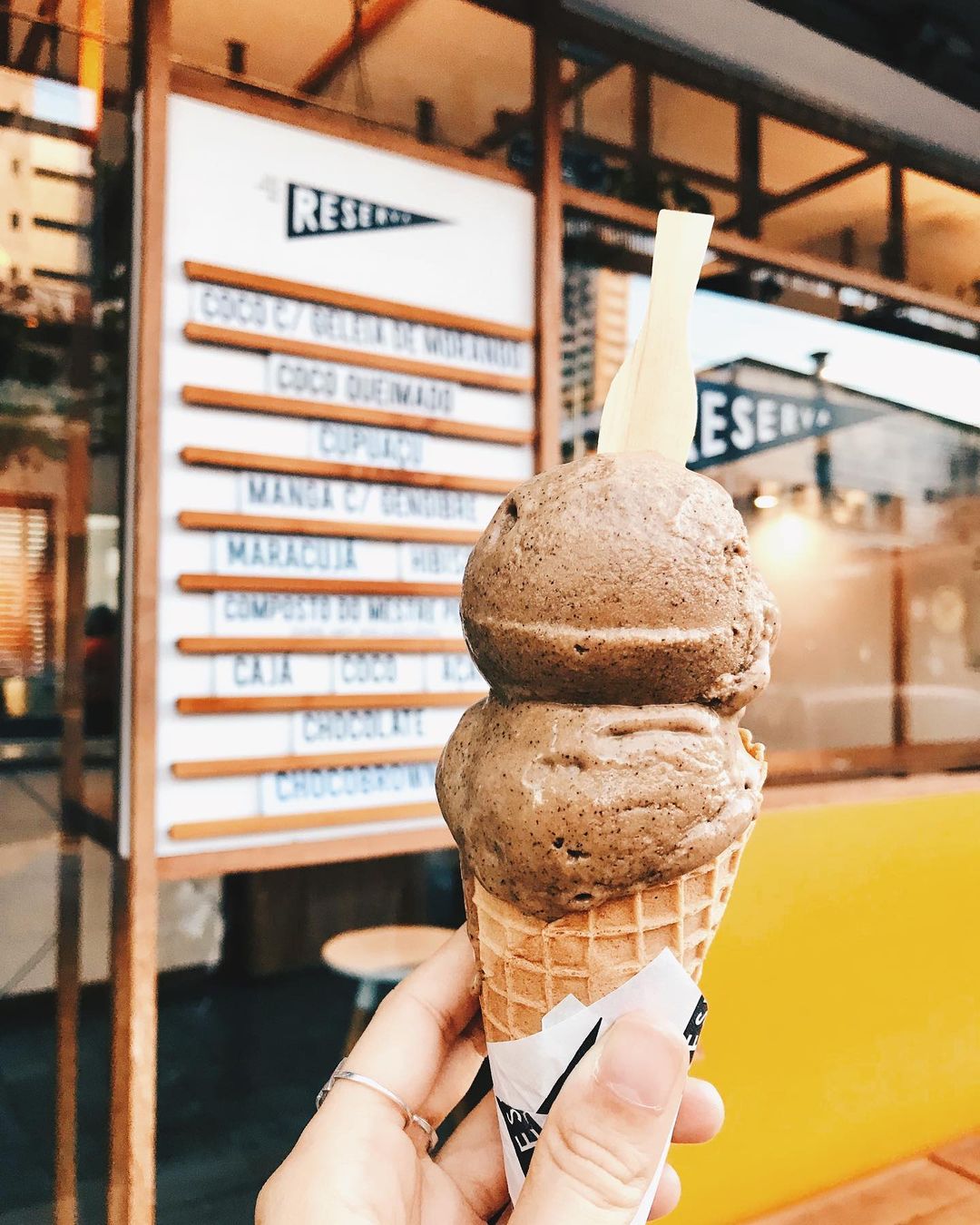 Sorveteria vegana cria sabores com café e doce de leite feitos artesanalmente no Ceará