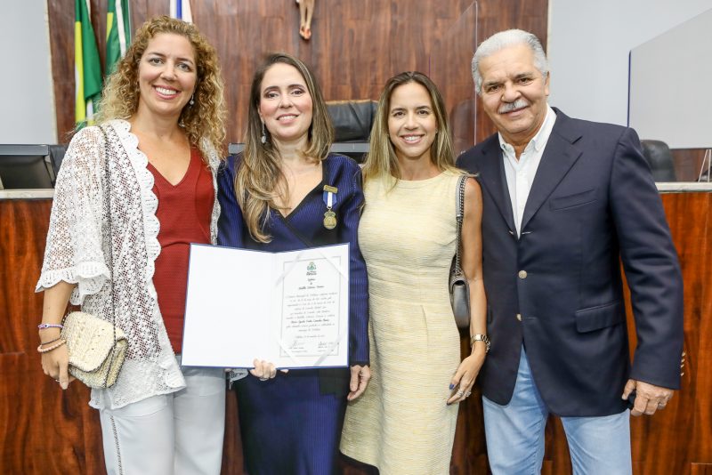 Homenagem - Águeda Muniz é agraciada pela CMFor com a Medalha Boticário Ferreira