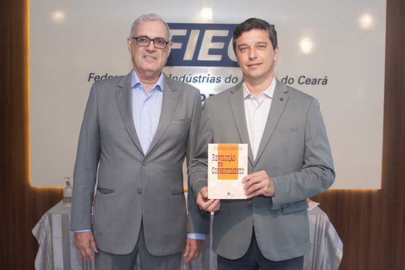 Medalha do Mérito - Ricardo Cavalcante é homenageado durante a comemoração dos 45 anos do Sindialimentos na FIEC