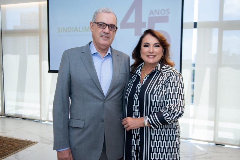 Medalha do Mérito - Ricardo Cavalcante é homenageado durante a comemoração dos 45 anos do Sindialimentos na FIEC