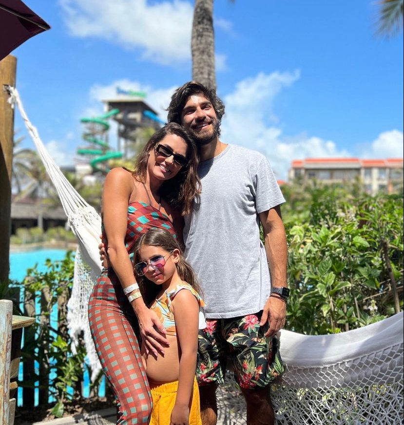 Deborah Secco elege o Beach Park para celebrar a nova idade em família