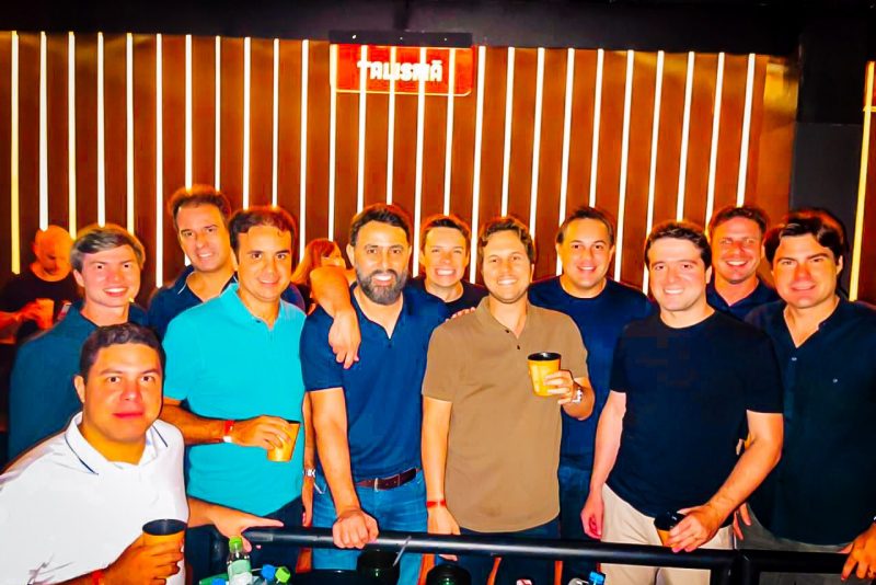 João Gurgel brinda a nova idade rodeado de amigos no Hytti Pub