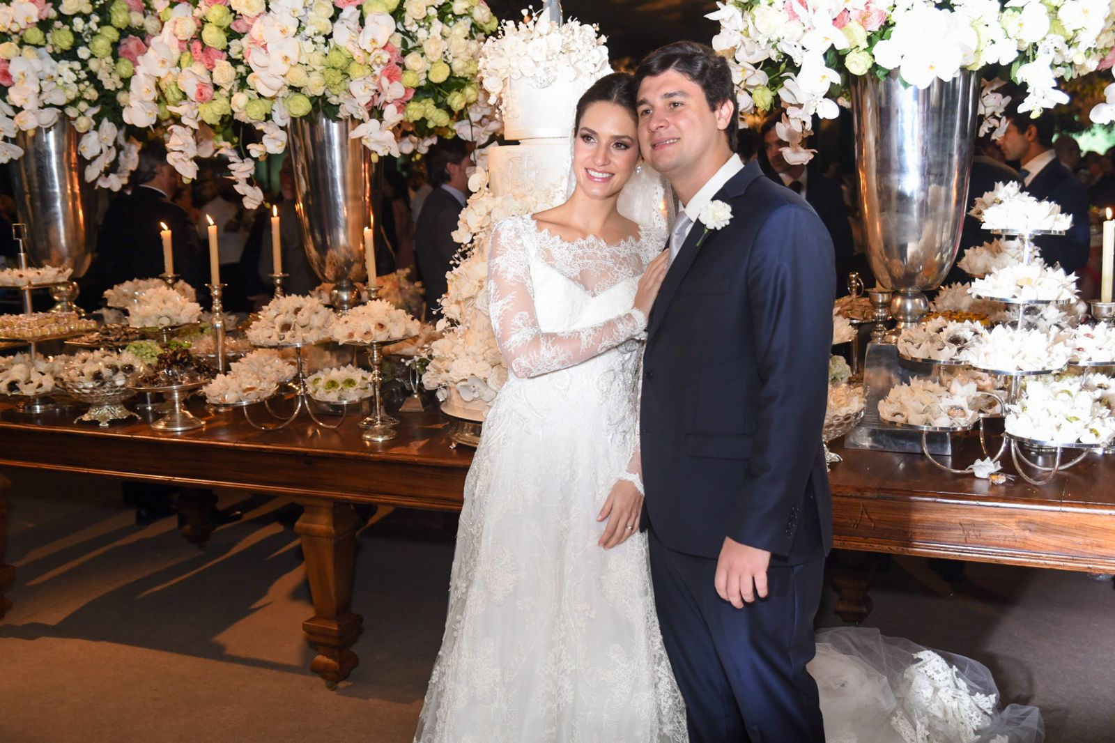 Natália Coelho e Guilherme Moura trocam alianças em Salvador