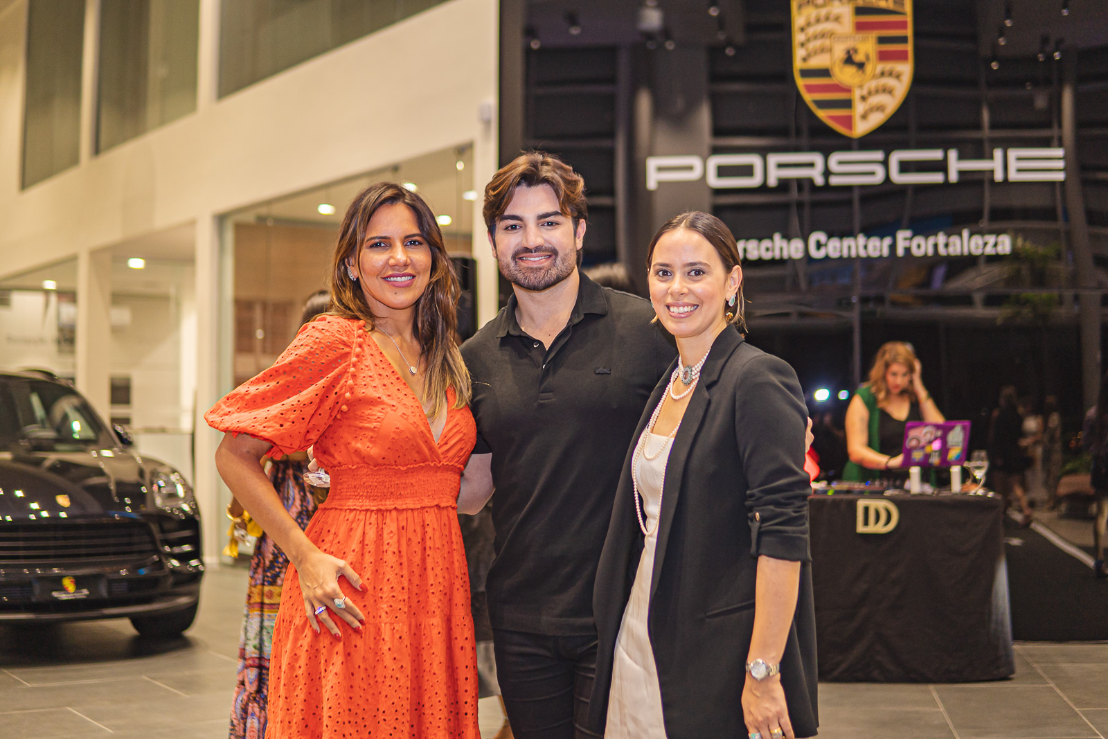 Glamour e muito brilho dão a tônica do desfile da Diamond Design na Porsche Center Fortaleza