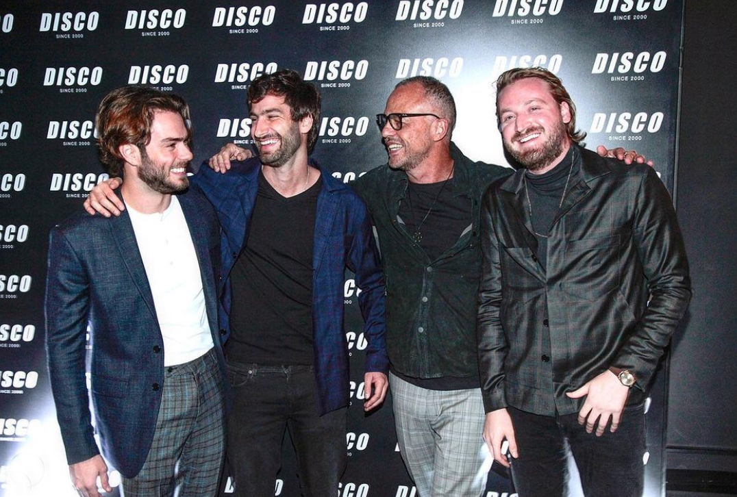 Antônio Oliva pilota a reinauguração da Disco Club em São Paulo