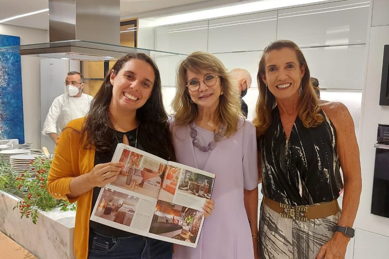 Em clima de Natal - Sofia Linhares movimenta a Romanzza Fortaleza com coquetel de lançamento da Revista Ambientes