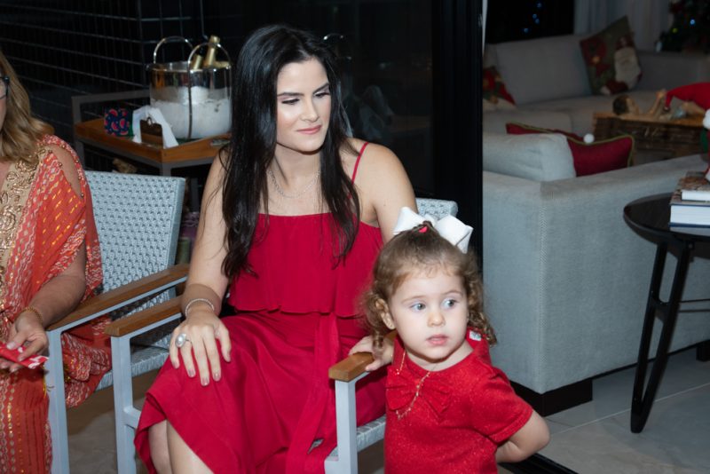 NUIT DE NOËL - Em noite de pura alegria, Carla Lima reúne a família para celebrar o Natal