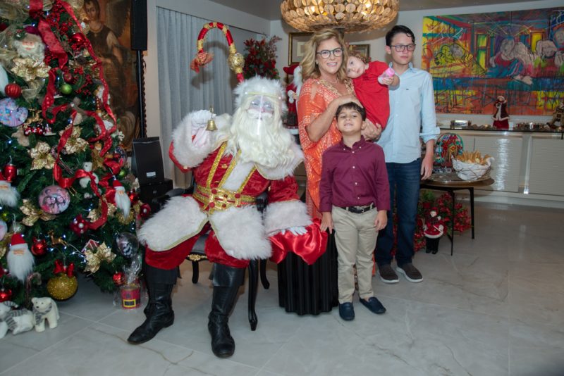 NUIT DE NOËL - Em noite de pura alegria, Carla Lima reúne a família para celebrar o Natal