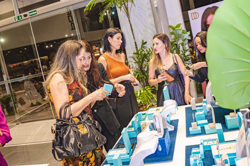 Joias e carrões - Glamour e muito brilho dão a tônica do desfile da Diamond Design na Porsche Center Fortaleza