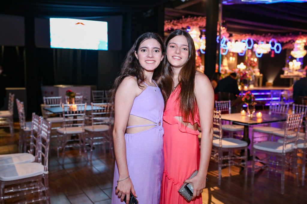 Julia E Leticia Colares